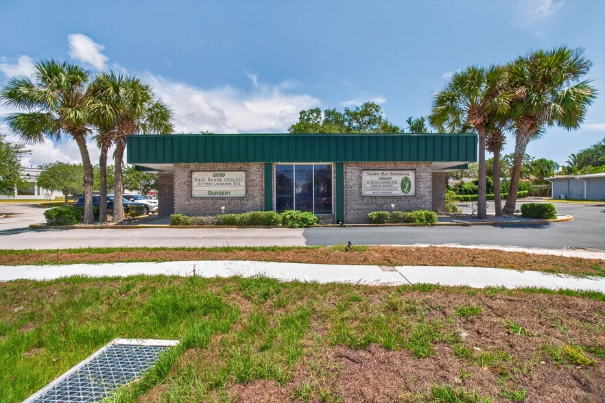 2039 Indian Rocks Rd, Largo, FL for lease - Primary Photo - Image 1 of 37