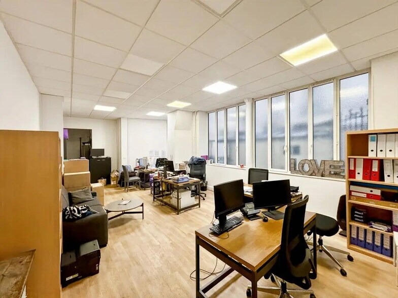 Office in Paris for lease - Building Photo - Image 2 of 4