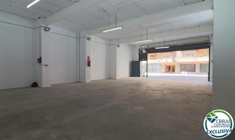 Figueres, GER 17600 - Unit - - - Interior Photo - Image 2 of 5