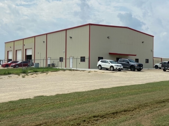 495 Shale Rd, Pleasanton, TX for sale - Primary Photo - Image 1 of 1