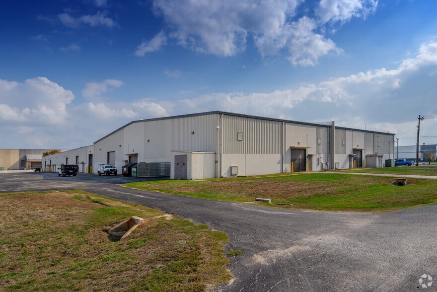 709 Raymond Medina St, San Antonio, TX for lease - Building Photo - Image 2 of 5