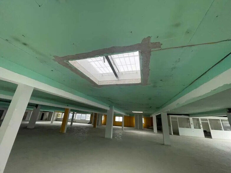 Retail in Saint-Quentin for lease - Building Photo - Image 3 of 4