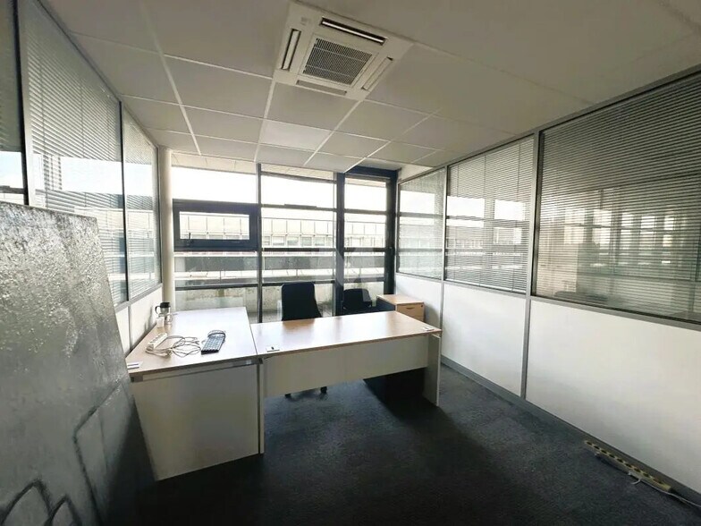 Office in Melun for lease - Interior Photo - Image 3 of 10