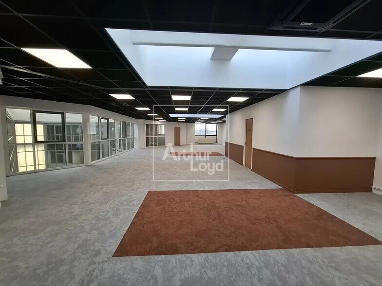 Office in Torcy for lease - Interior Photo - Image 3 of 11