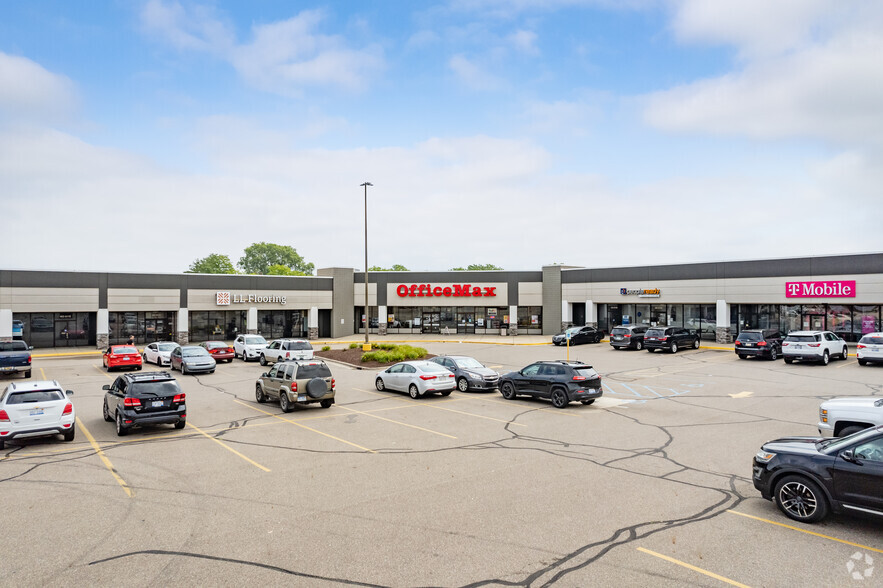 340-500 East Edgewood Blvd, Lansing, MI for lease - Building Photo - Image 3 of 5