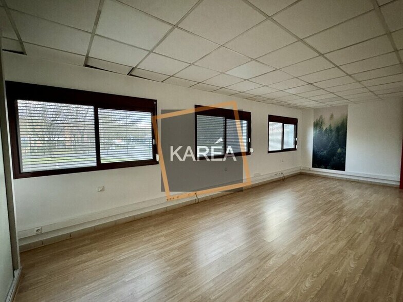Office in Chelles for lease - Interior Photo - Image 3 of 5