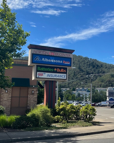 3001-3019 NW Stewart Pky, Roseburg, OR for lease - Building Photo - Image 2 of 4