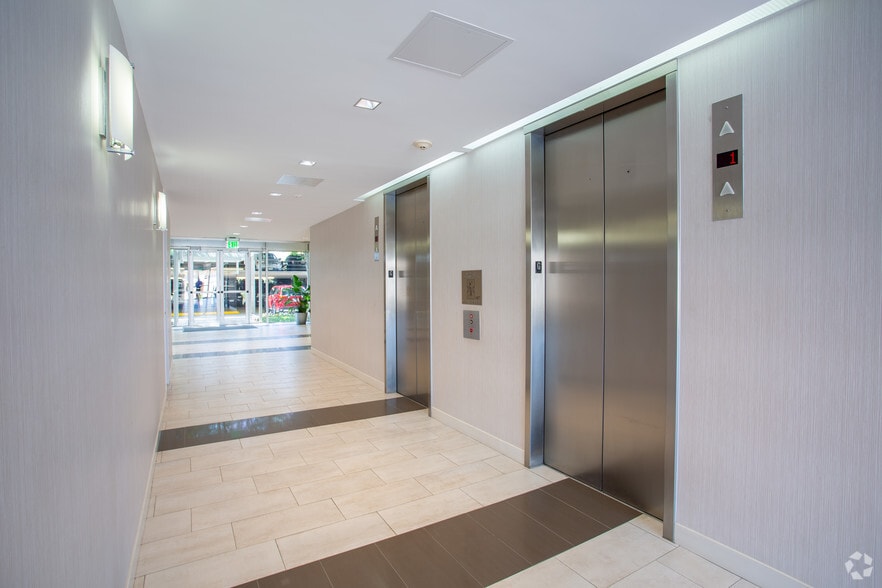 1112 E Copeland Rd, Arlington, TX for lease - Lobby - Image 2 of 11