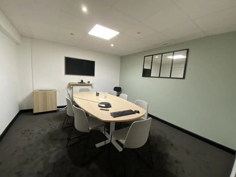 Office in Rennes for lease - Building Photo - Image 2 of 5