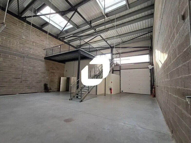 Flex in Beychac-et-Caillau for lease - Building Photo - Image 3 of 7