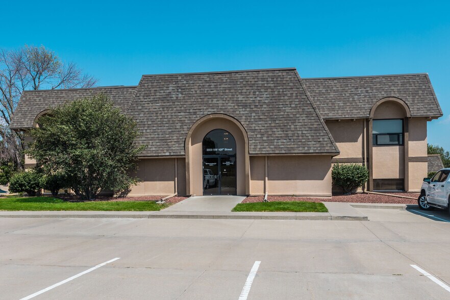 3809 109th St, Urbandale, IA for lease - Building Photo - Image 3 of 10