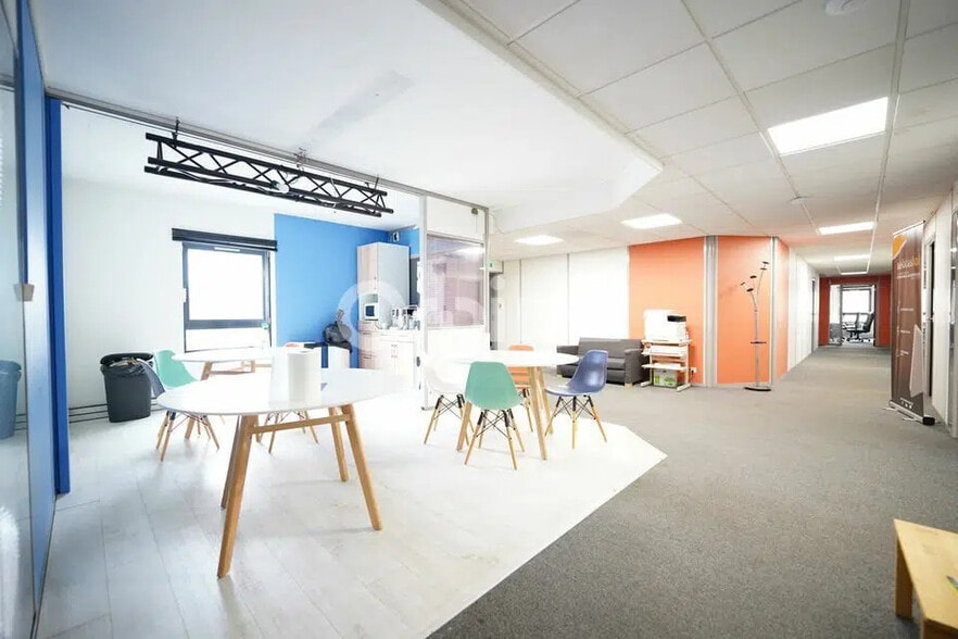Office in Villeurbanne for lease - Interior Photo - Image 1 of 10