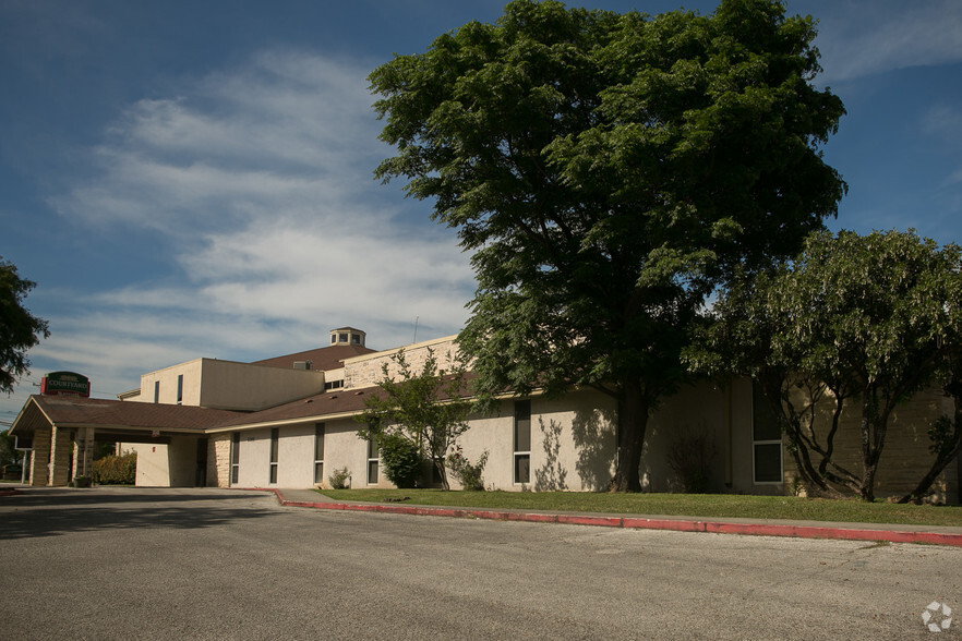 8308 Fredericksburg Rd, San Antonio, TX for lease - Primary Photo - Image 1 of 10