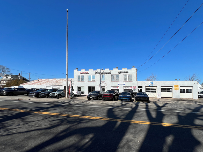 642 W Main St, Riverhead, NY for lease - Building Photo - Image 2 of 25