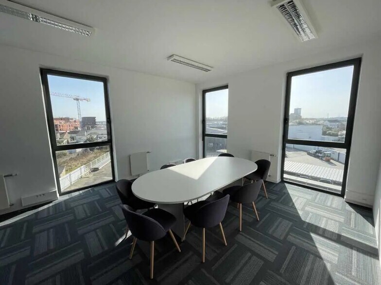 13 Rue Marie Curie, Saint-Sébastien-sur-Loire for lease - Interior Photo - Image 2 of 6