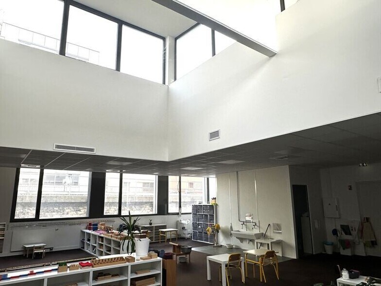 Office in Lyon for lease - Building Photo - Image 1 of 7