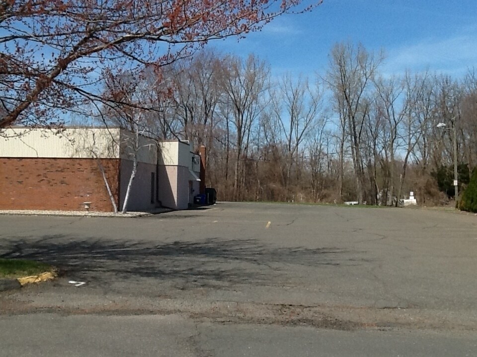 30 Olde Roberts St, East Hartford, CT 06108