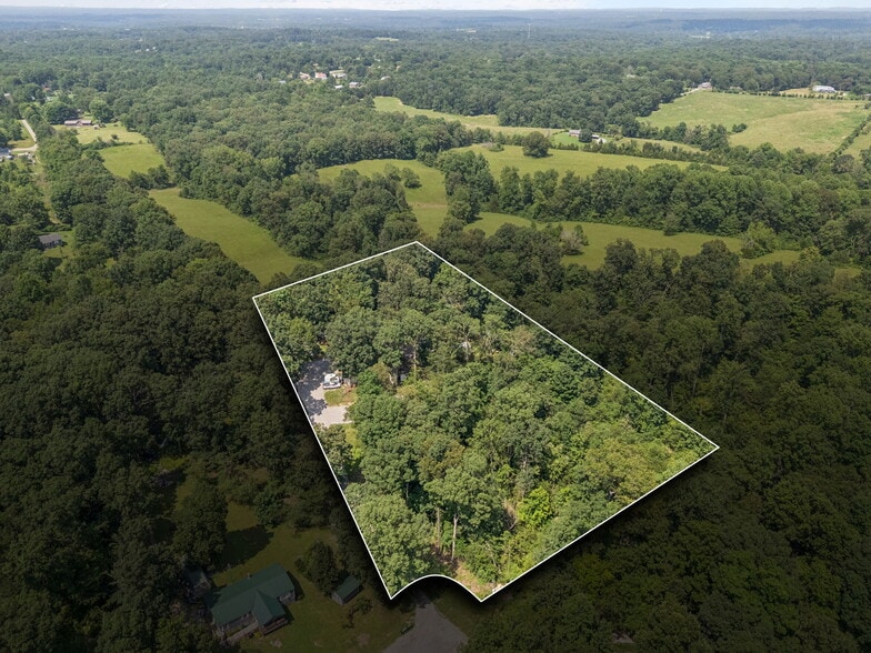 9314 Beeler Ct, Bon Aqua, TN for sale - Primary Photo - Image 1 of 51