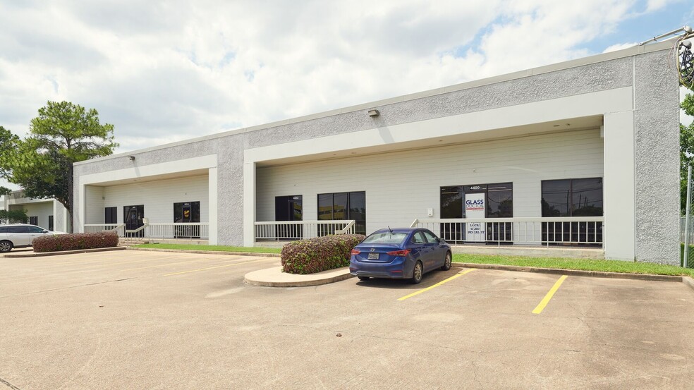 4444-4464 W 12th St, Houston, TX for lease - Building Photo - Image 3 of 48