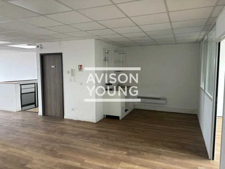 Flex in Saint-Denis for lease - Interior Photo - Image 3 of 9