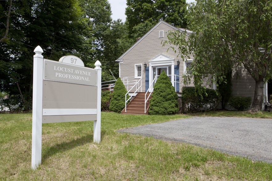97 Locust Ave, Cortlandt Manor, NY 10567