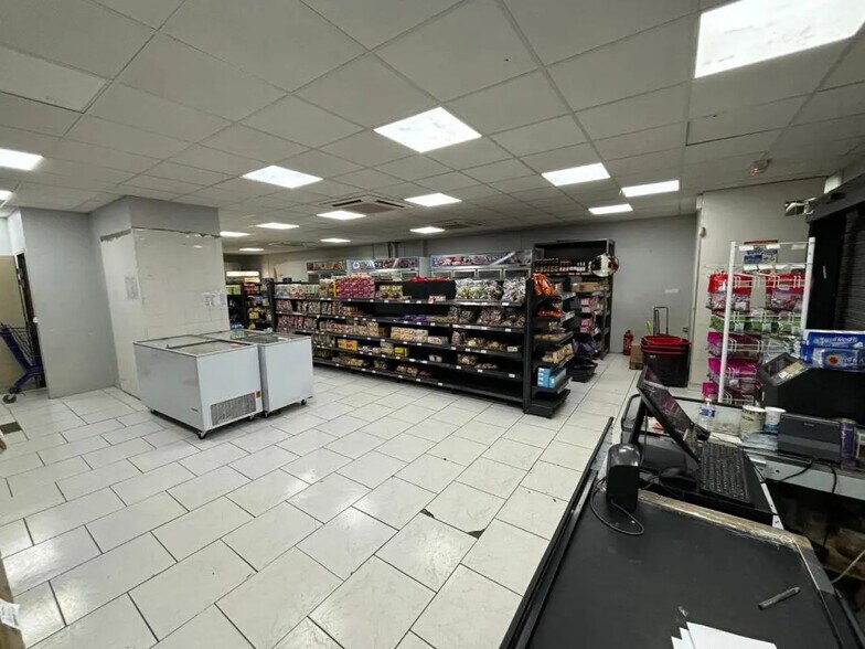 Retail in Paris for lease - Building Photo - Image 2 of 6