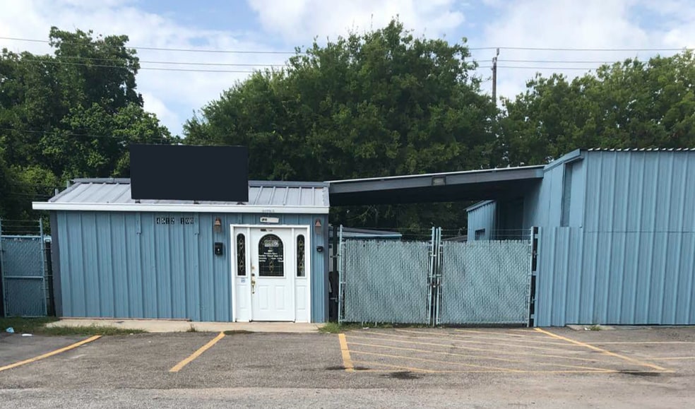 4512B Red Bluff Rd, Pasadena, TX 77503