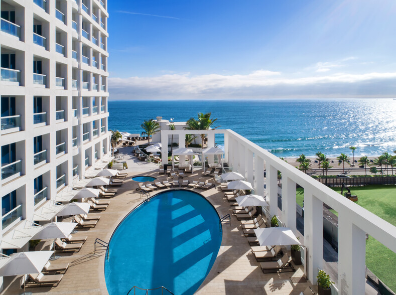 8 Luxury Condos in 2 Oceanfront Building portfolio of 2 properties for sale on LoopNet.com - Building Photo - Image 1 of 16
