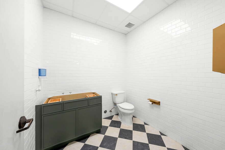 Ranch Trail Portfolio portfolio of 2 properties for sale on LoopNet.com - Building Photo - Image 2 of 16