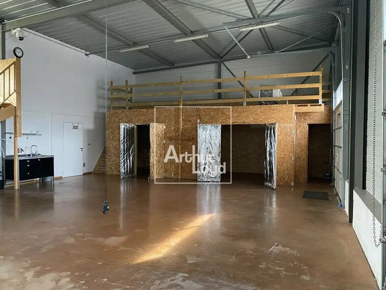 Flex in Chartrettes for sale - Building Photo - Image 3 of 8