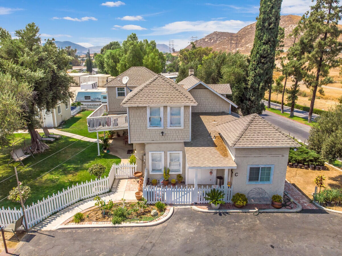 2861 La Cadena Dr, Colton, CA 92324