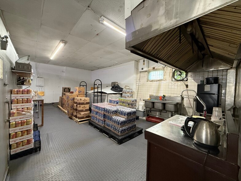 Liquor, Restaurant biz, 2 buildings portfolio of 2 properties for sale on LoopNet.com - Building Photo - Image 2 of 21