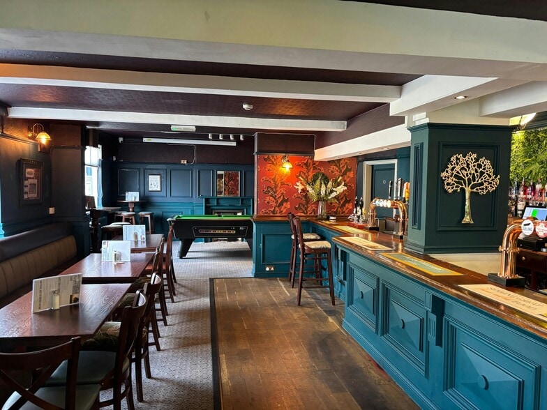 496 Oldham Rd, Manchester for sale - Interior Photo - Image 2 of 18