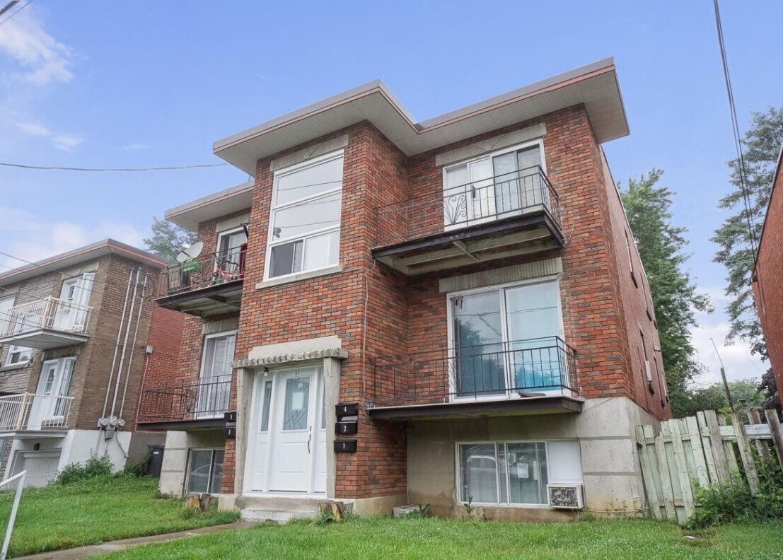 47 Rue du Pontmain, Laval, QC for sale Primary Photo- Image 1 of 1