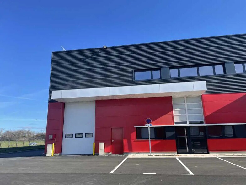 Office in Heyrieux for lease - Building Photo - Image 2 of 7