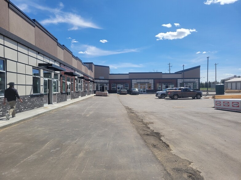 6217 48A Av, Camrose, AB for lease - Building Photo - Image 1 of 6