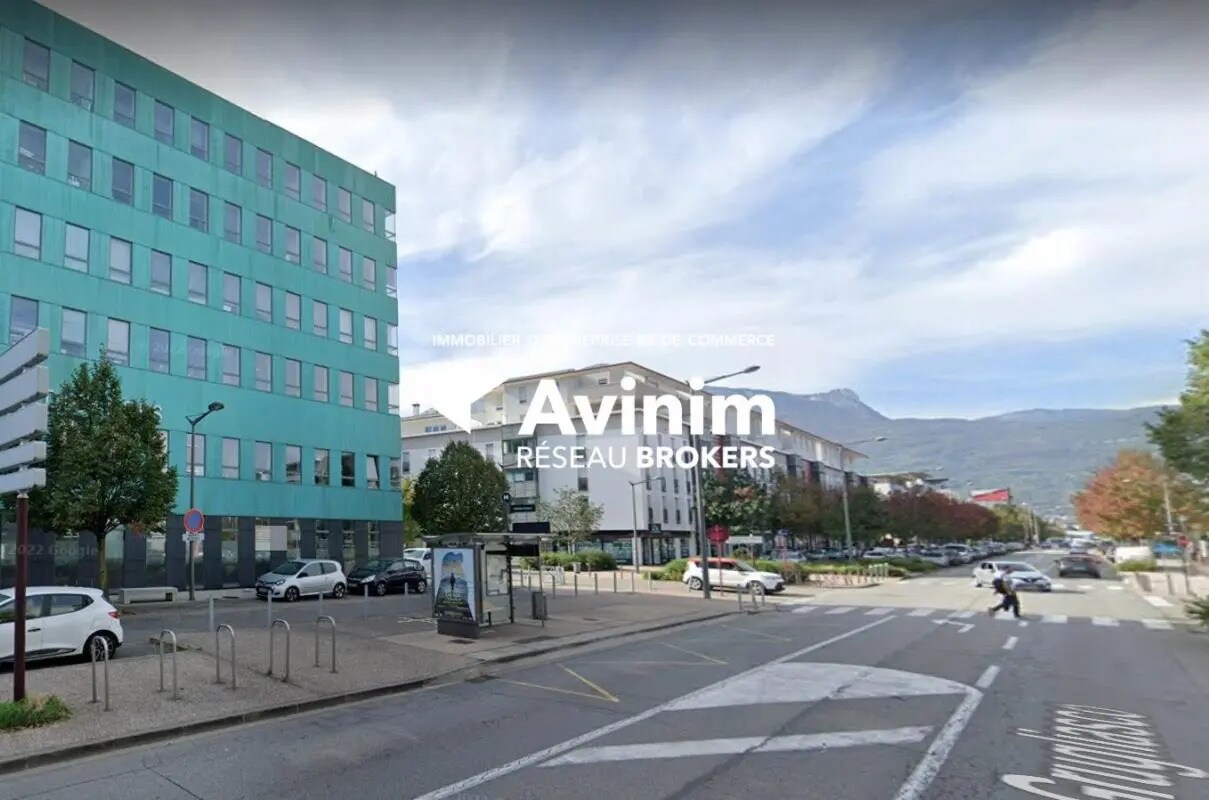 Retail in Échirolles for lease Building Photo- Image 1 of 7