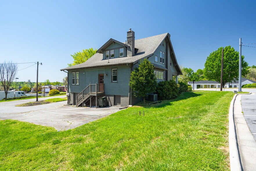 206 E Main St, Jamestown, NC for sale - Building Photo - Image 1 of 1