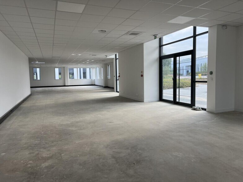 Flex in Élancourt for lease - Interior Photo - Image 2 of 13
