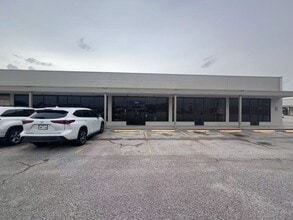 6870 Spencer Hwy, Pasadena, TX for lease Building Photo- Image 1 of 7