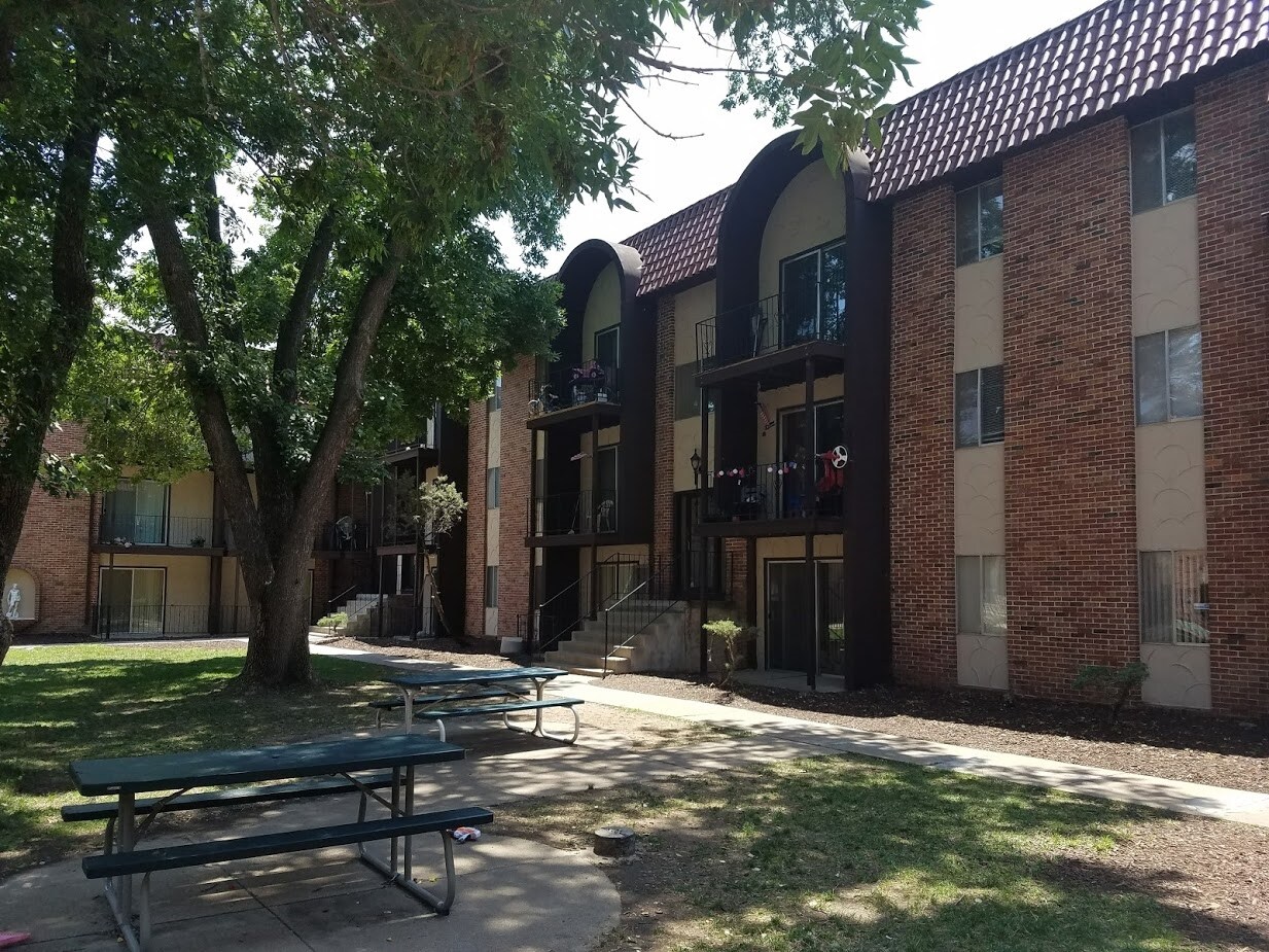 2303 Benson Gardens Blvd, Omaha, NE for sale Building Photo- Image 1 of 1