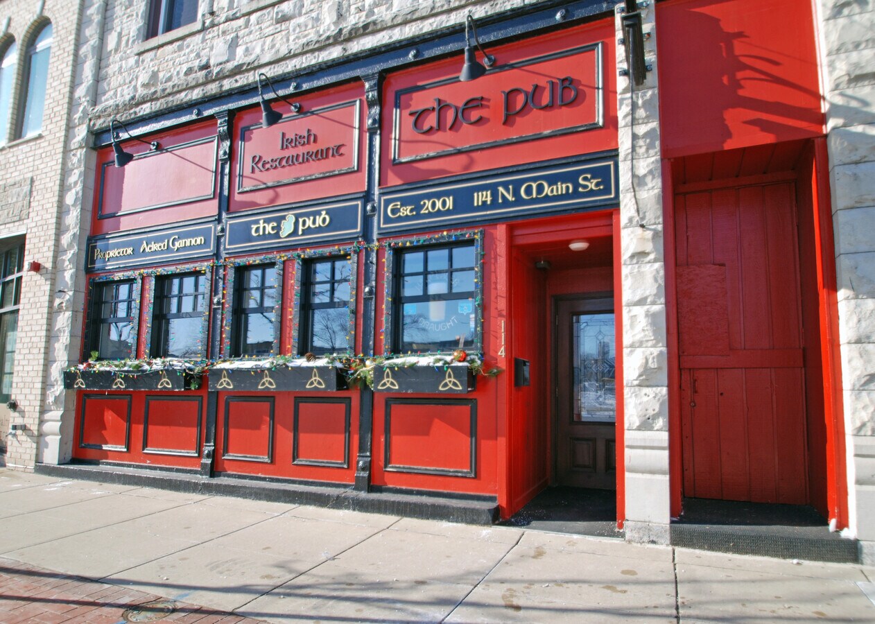 114 N Main St, Oconomowoc, WI 53066