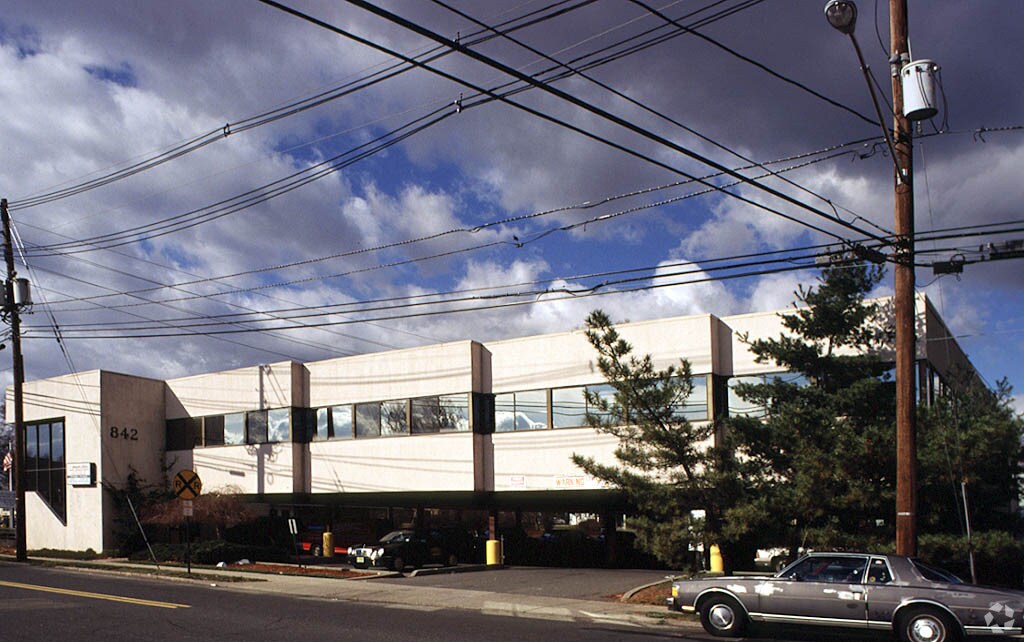 842 Clifton Ave, Clifton, NJ 07013