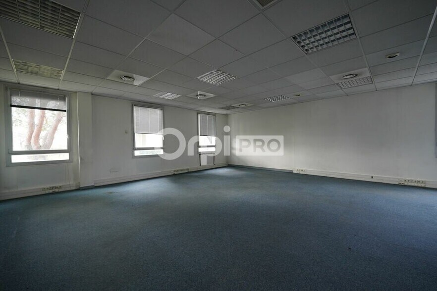 11 Rue Pascal, Bron for lease - Interior Photo - Image 2 of 7