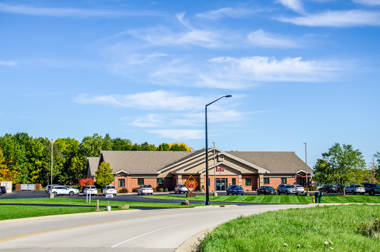 1674 Eisenhower Dr, De Pere, WI for lease Building Photo- Image 1 of 2