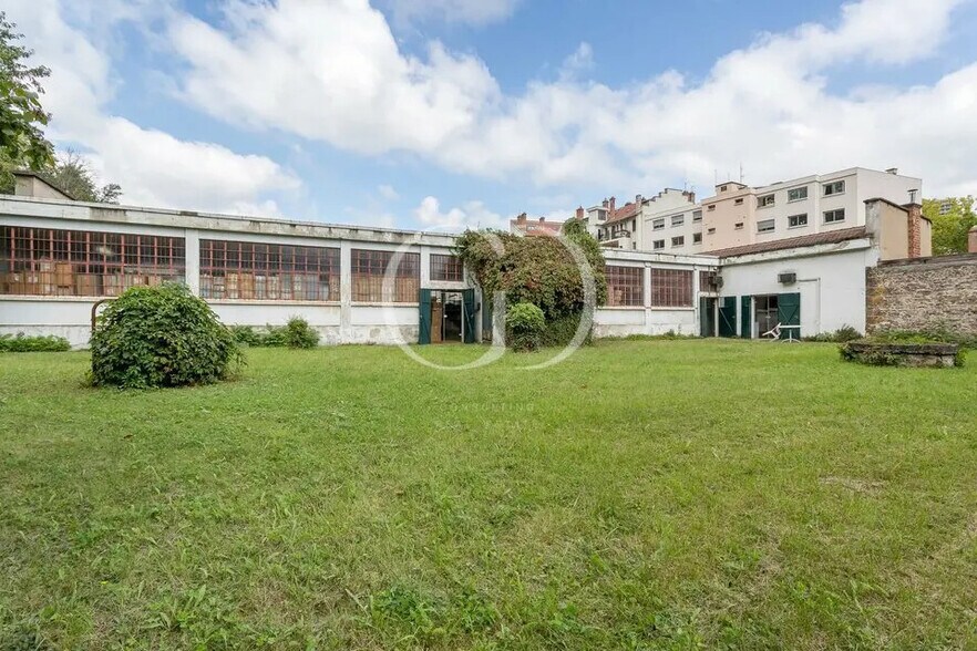 Flex in Lyon for sale - Building Photo - Image 2 of 7