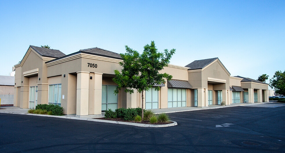 7050 N Palm Ave, Fresno, CA for lease - Building Photo - Image 3 of 9