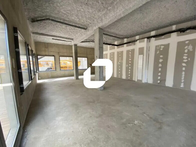 Retail in Bordeaux for lease - Interior Photo - Image 1 of 12