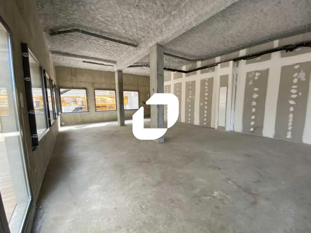 Retail in Bordeaux for lease Interior Photo- Image 1 of 13