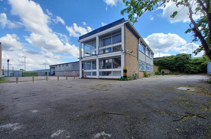 212 Durnsford Rd, London for lease - Building Photo - Image 1 of 3